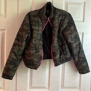 Tinseltown cropped camo puffer with hot pink zipper detail